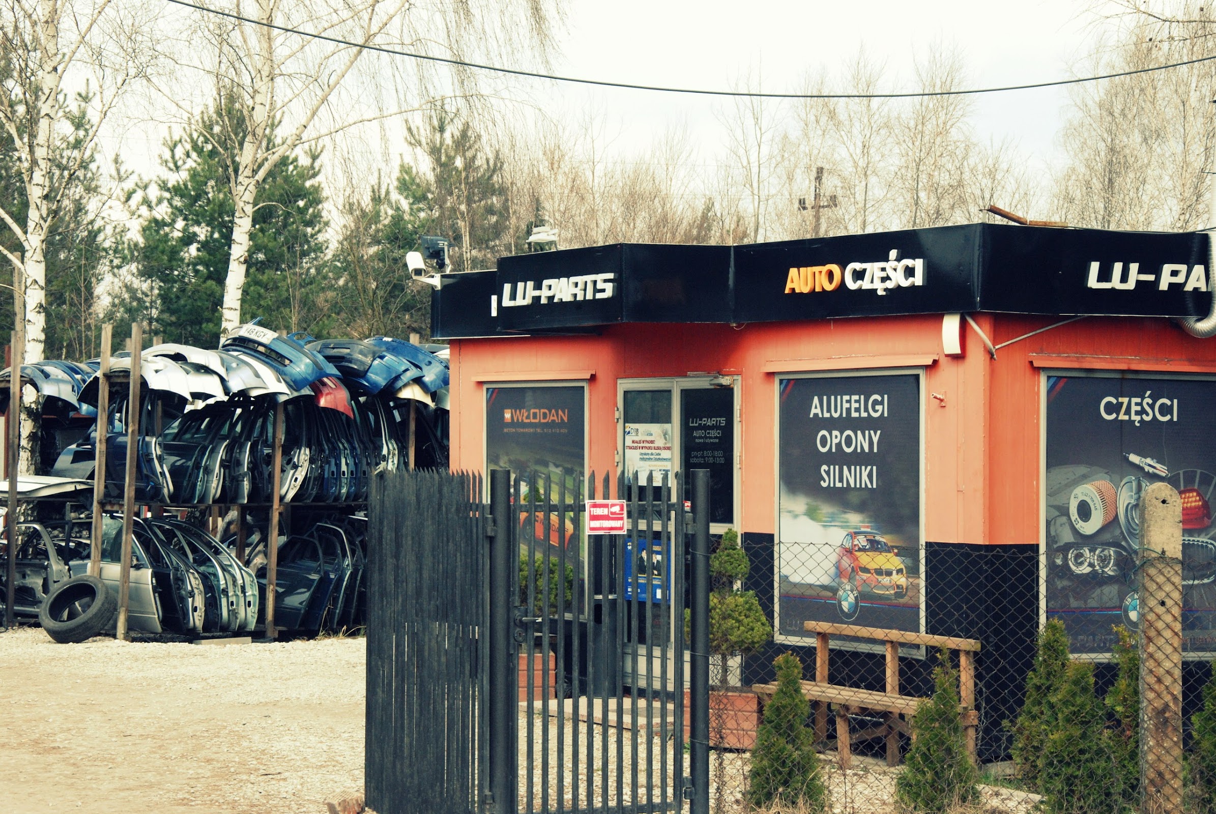 Magazyn Lu-Parts. Pomarańczowy kontener Auto Części, części karoseryjne BMW na regałach, Mikołajówek k. Łasku.